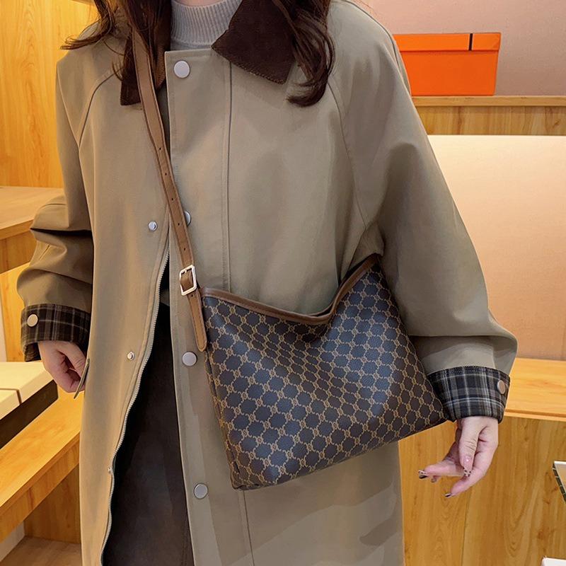 Bag women's new trendy shoulder bag niche design hand carry autumn beautiful large-capacity tote bag