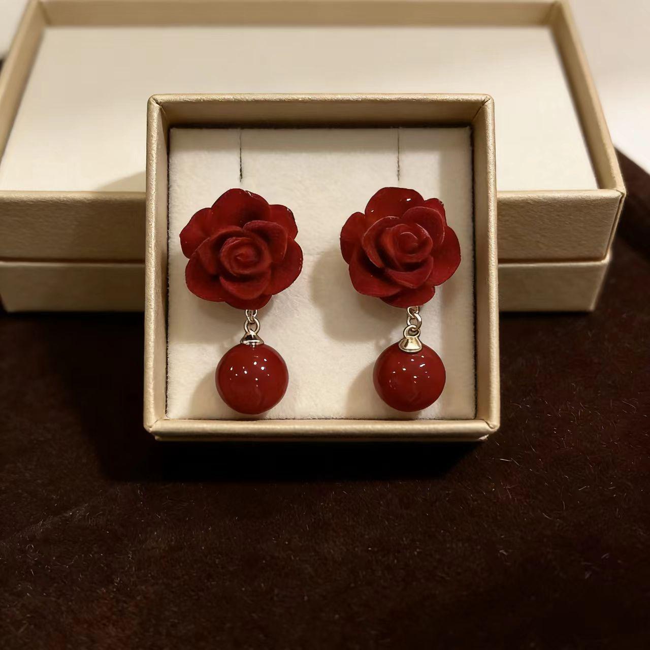 Elegant Flocked Red Flowers Pearl Stud Earrings for Women - New Versatile High-End Fashion Jewelry. красный