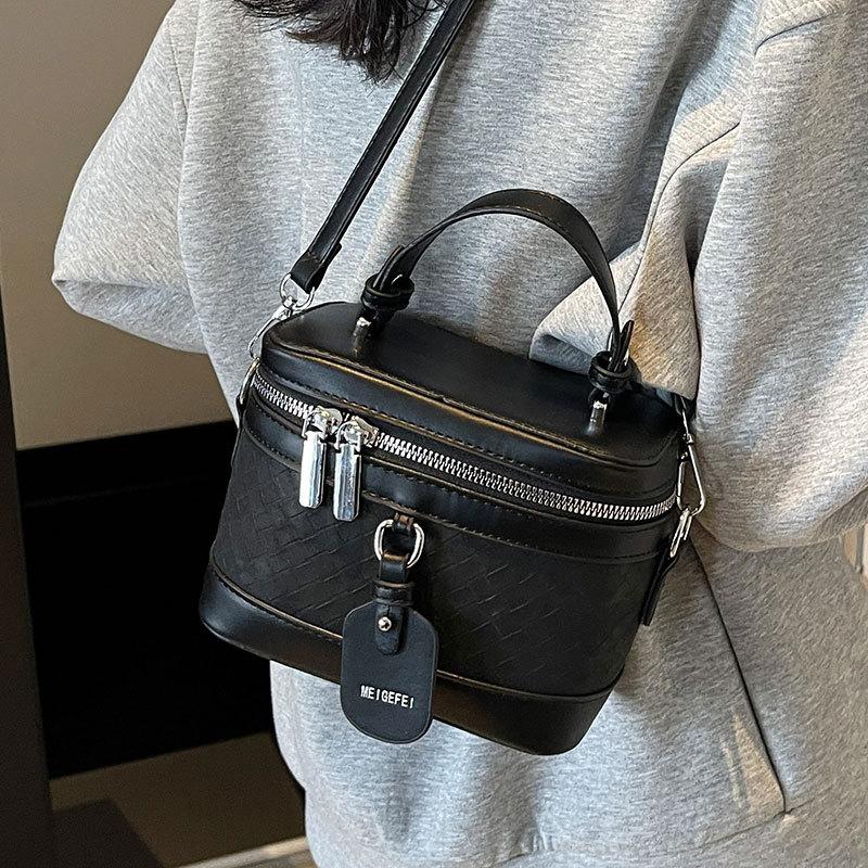 Trend fashion wholesale temperament simple portable box bag women's high sense of leisure commuting solid color PU messenger bag