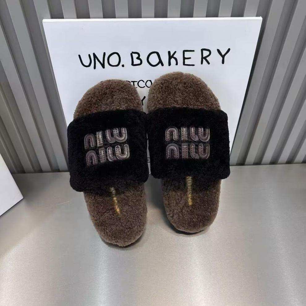 Women's Thick Sole Fuzzy Slippers - European Style, Autumn/Winter Plush Cotton Home Slippers.