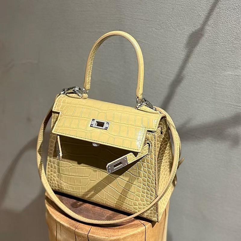 

Кожаная сумка с узором под аллигатора, серебряная пряжка, женская, 2025 новая, высококлассная нишевая сумочка, универсальная изысканная сумка-мессенджер 20cm