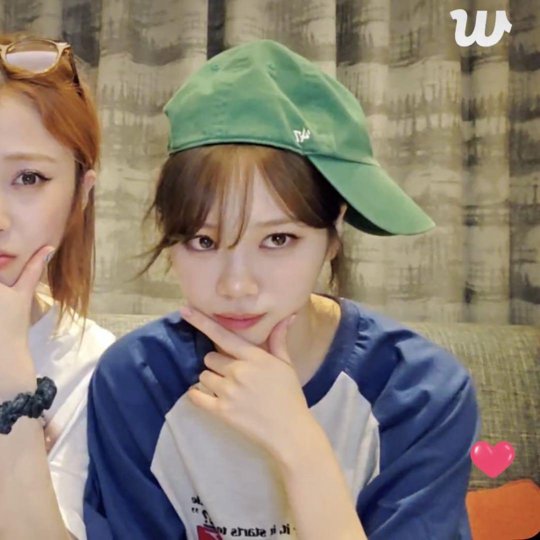 

[USED] Chaewon wears a blue raglan T-shirt