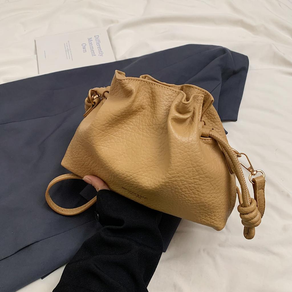 This year's popular bag women's large-capacity exquisite new retro niche design messenger bag pleated bucket bag