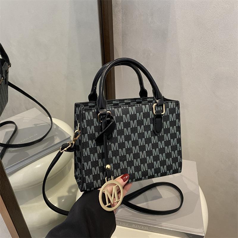 

Large-capacity bag women s 2025 new versatile niche design class shoulder commuter bag portable tote bag чёрный