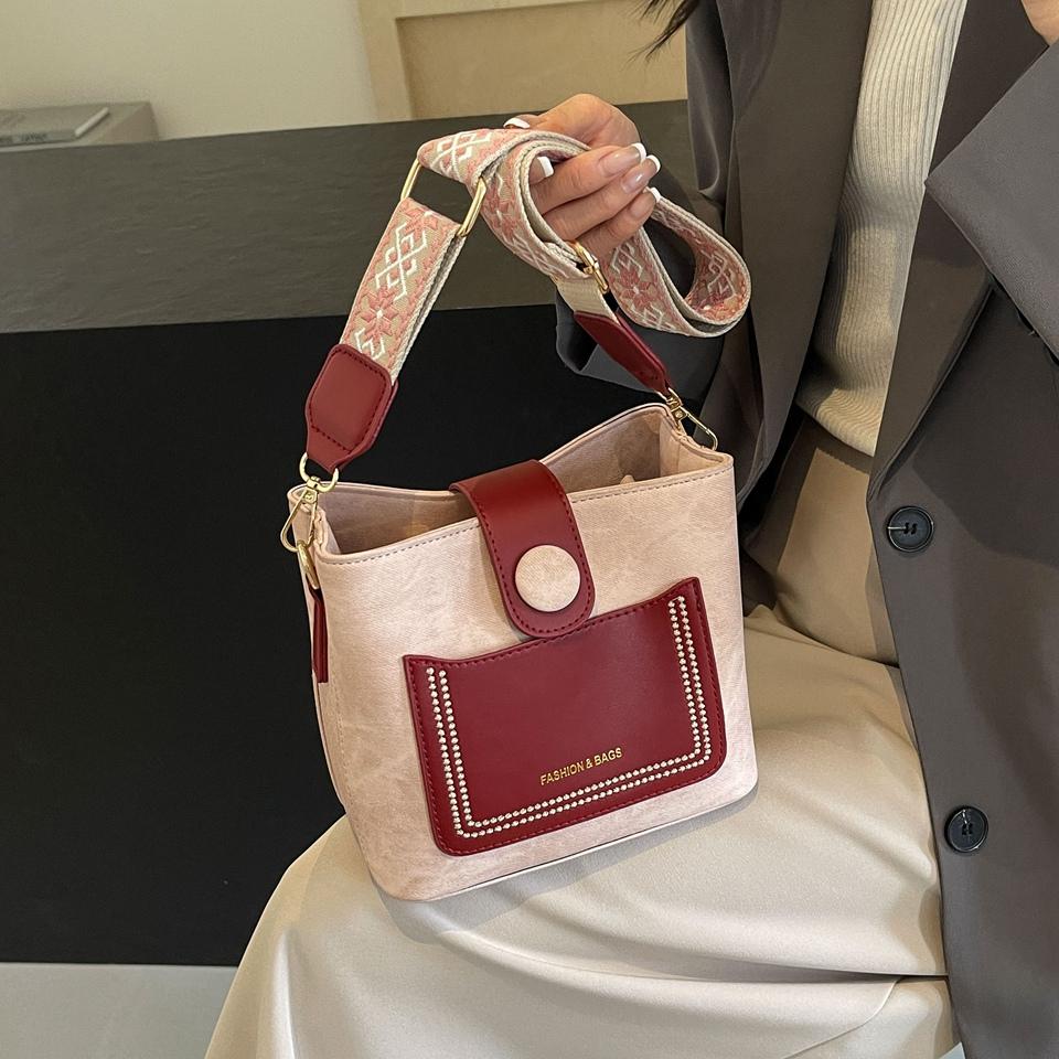 Сумка через плечо из искусственной кожи с контрастным рисунком — фото 6