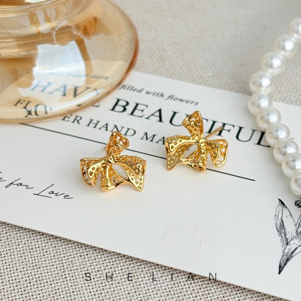 Exquisite and small hollow bow earrings, niche design sense, fashion stud earrings, sweet and advanced sense, sweet and cool earrings, women