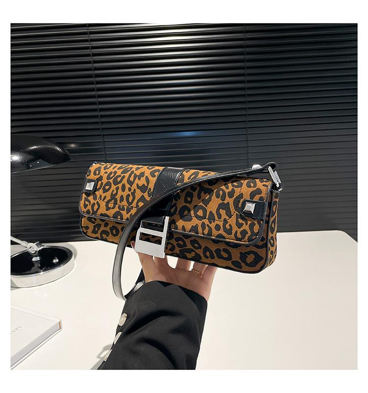 Niche leopard print underarm bag, fashionable retro high sense, commuting shoulder essential women's bag.