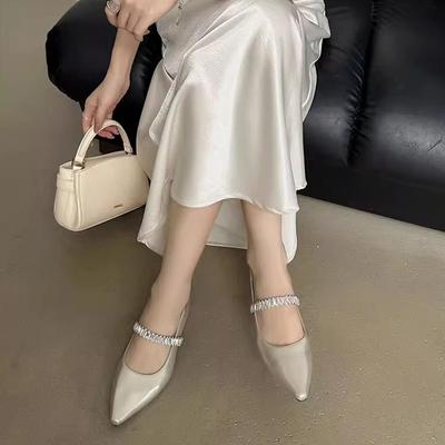 Tempérament français mode élégante célébrité vent eau diamant bouche peu profonde tête pointue talon plat chaussures simples chaussures de grand-mère talon épais Mary Jane s
