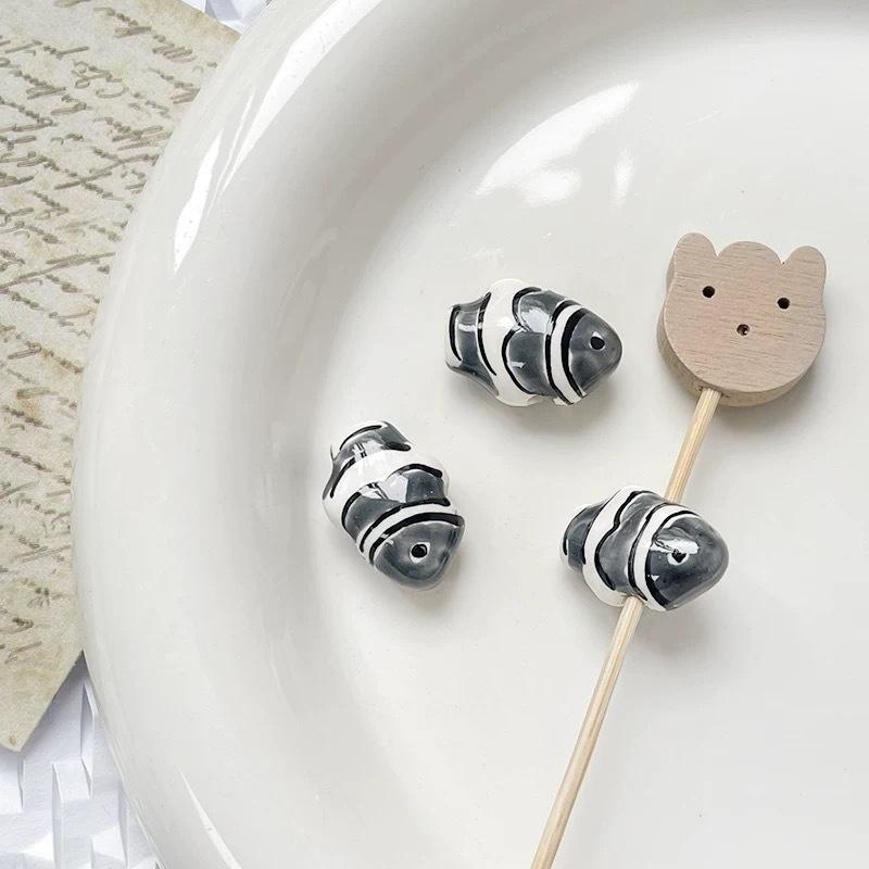1Pc Stripe Painted Cute Small Fish Beads Charms Ceramic Spacer Loose Beads For Jewelry Making Diy Bracelet Accessories