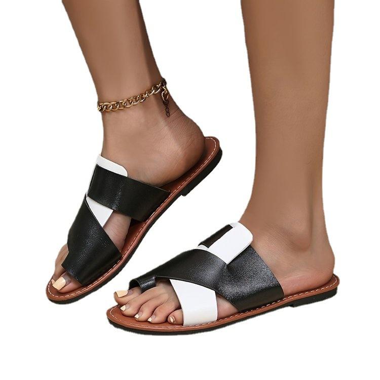 Chinelos casuais de fundo plano tamanho grande para mulheres 2025 novo conjunto de cores combinadas bico aberto tira única preto e branco comércio exterior calçados boca de peixe