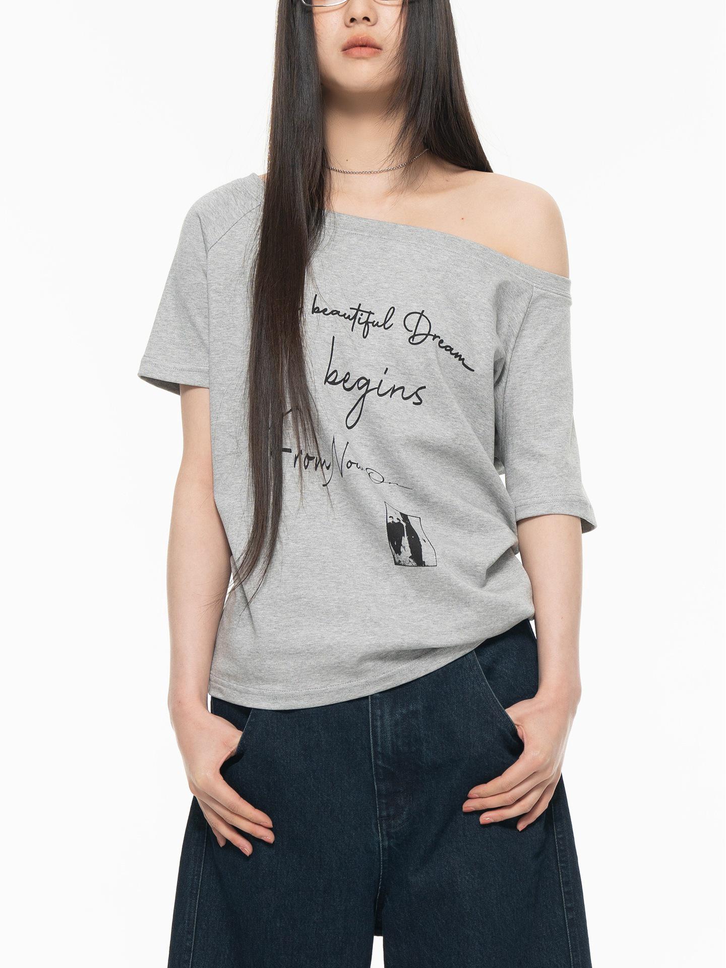 

Женский летний топ 2025 года с открытыми плечами и короткими рукавами в стиле ленивой моды M светло-серый