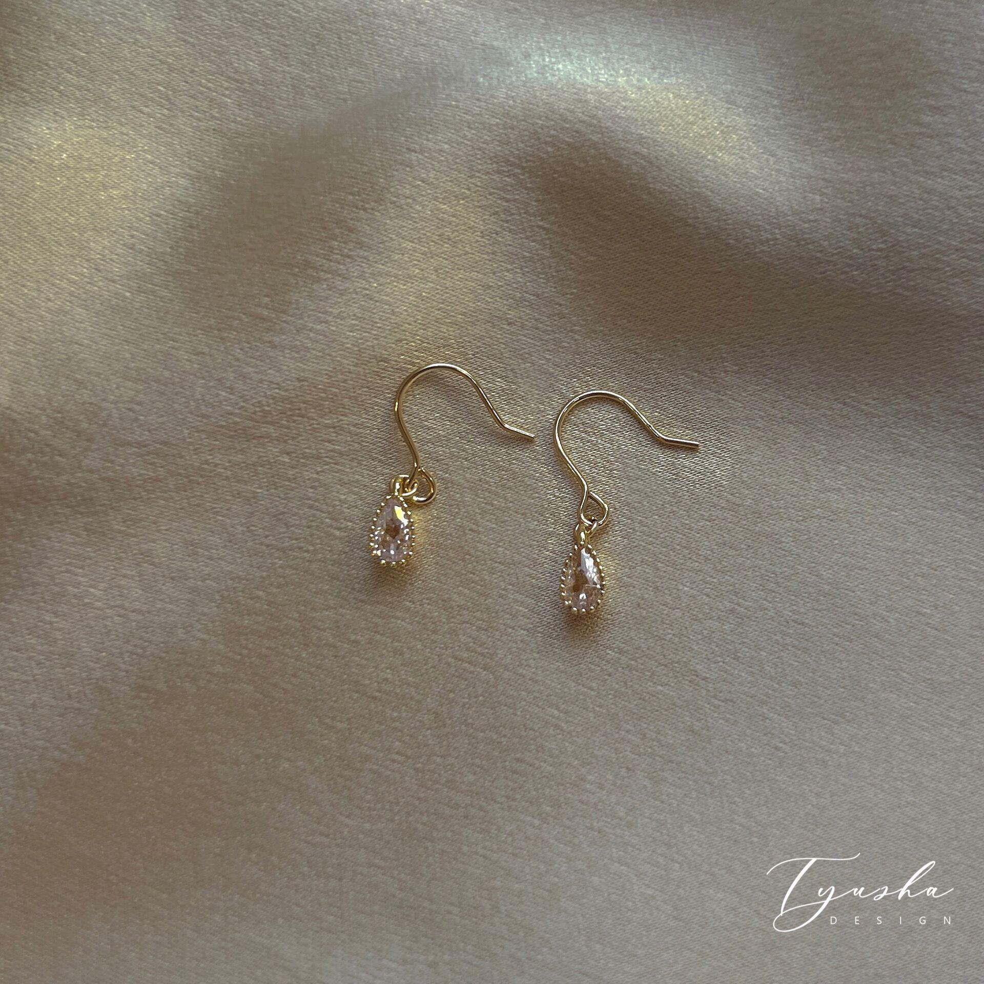

TYUSHA Mini Zircon Gold Injection Gold Covered Water Drop Diamond Pendant Sterling Silver Ear Hook Real Gold Electroplating
