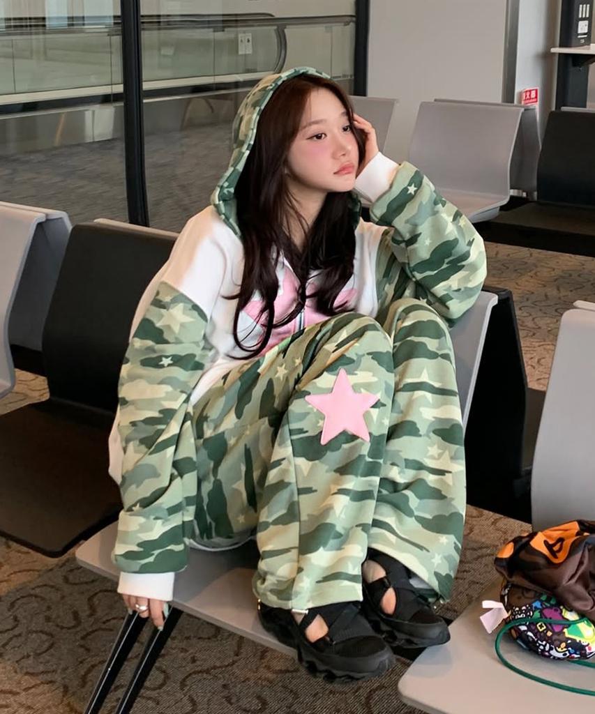 WAIKEI Big Star Applique Sweatpants Camo