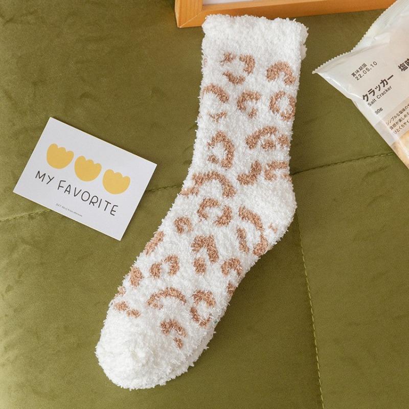 Leopard Print Coral Fleece Mid-calf Socks for Women To Keep Warm and Protect Against The Cold In Autumn and Winter, Bubble-mouth Socks