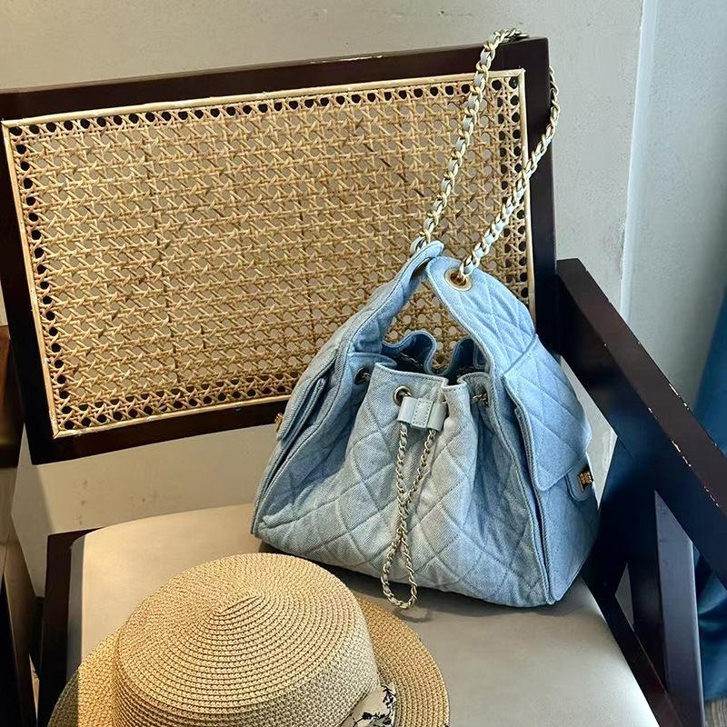 2025 Nová vůně Džínová taška Hobo s stahovací šňůrkou pod paži Vintage neformální Diamantový kostkovaný řetízkový ruční taška Taška přes rameno