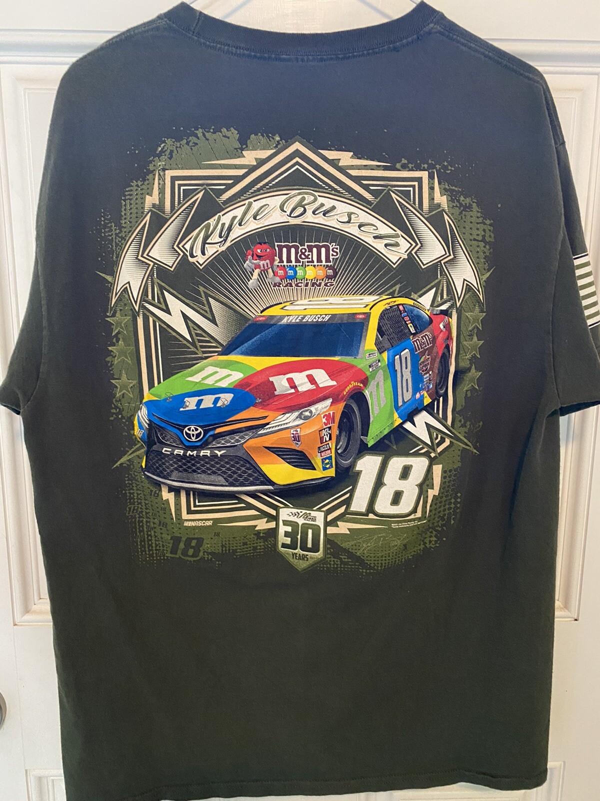 Joe Gibbs Racing Kyle Busch NASCAR M&M Toyota Car Racing Tee T-shirt Men’s L S