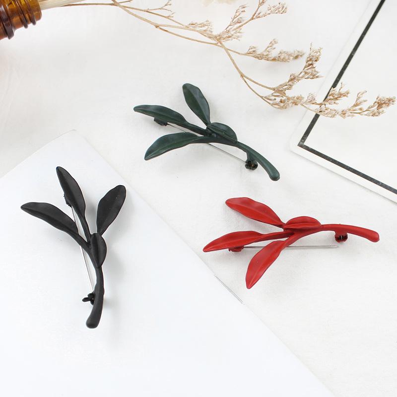 Elegant Tea Leaf Brooch: Three-Dimensional Plant Badge