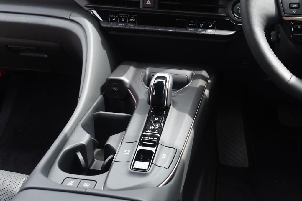 SecondStage Toyota Crown SH35 CROWN Crossover Shift Knob Panel Piano