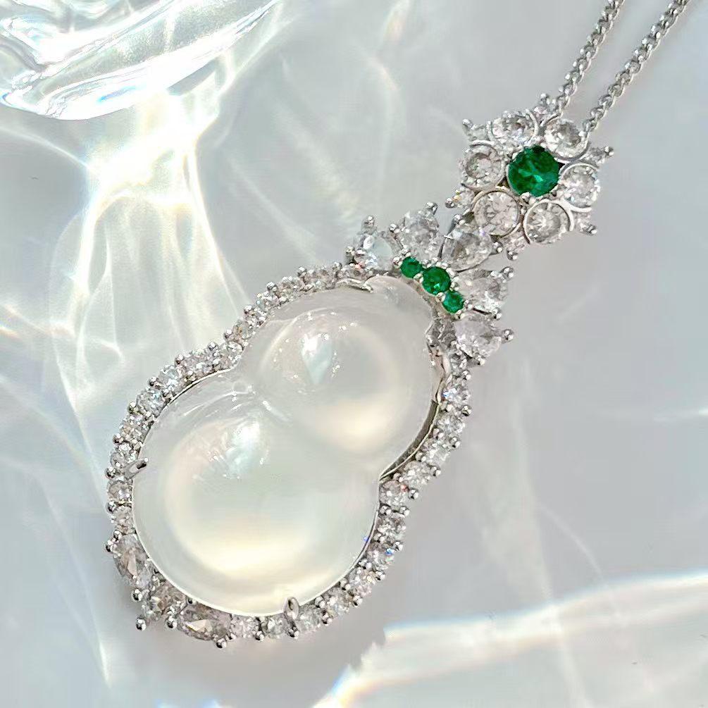 

High-Quality Double-Sided Engraved Glass Body White Ice And White Chalcedony Pendant For Women S Niche Mother Does Not Match The Chain Comparable