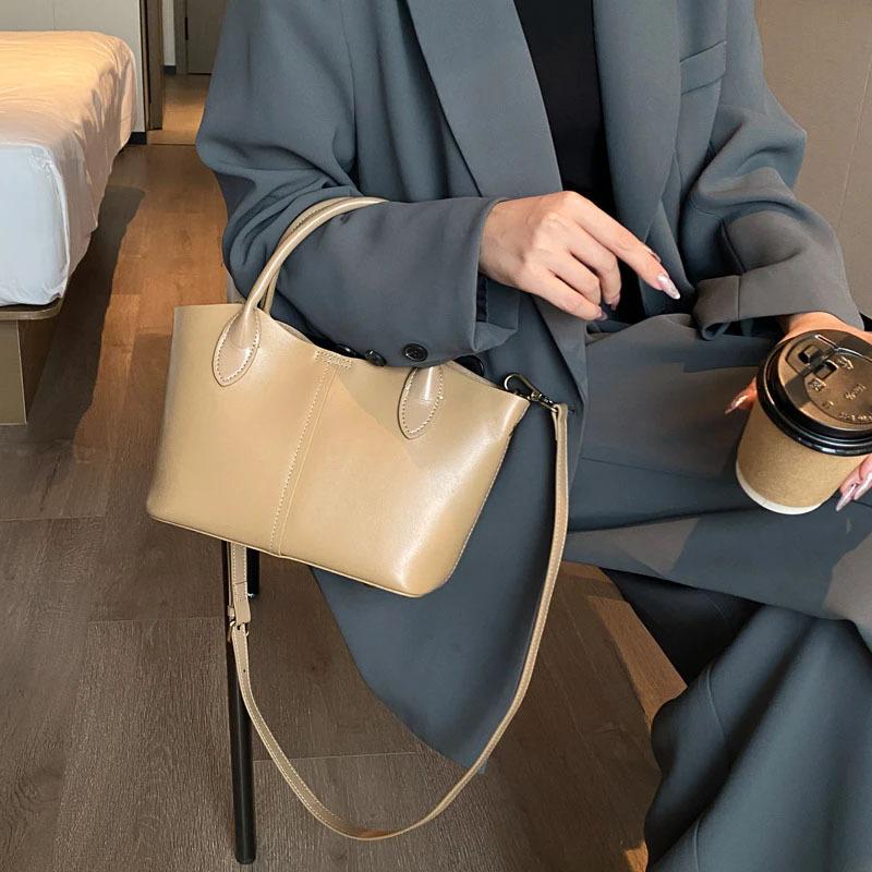 Genuine Leather, A Large Capacity Multi-compartment Single-shoulder Tote Bag That Is Versatile for Women
