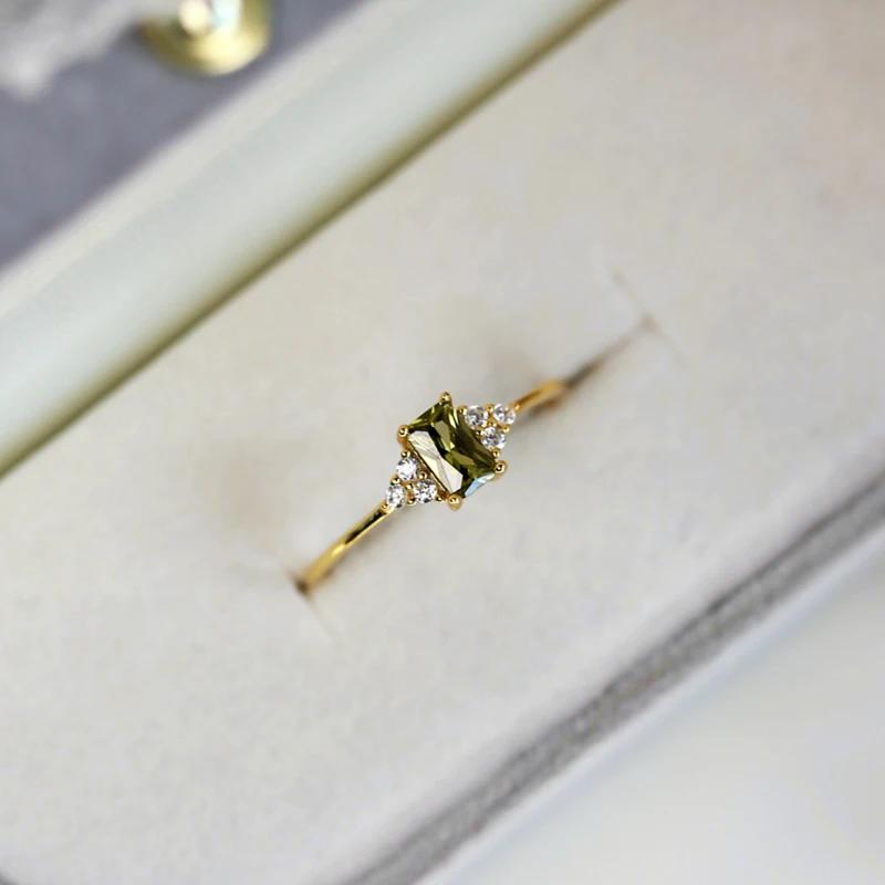 Neu in Kleinem Frischem Moosgrünem Quadrat Glänzender Edelstein Extrem Gestapelter Ring Mode Vintage Fortgeschrittener Sinn Feiner Schmuck für Frauen