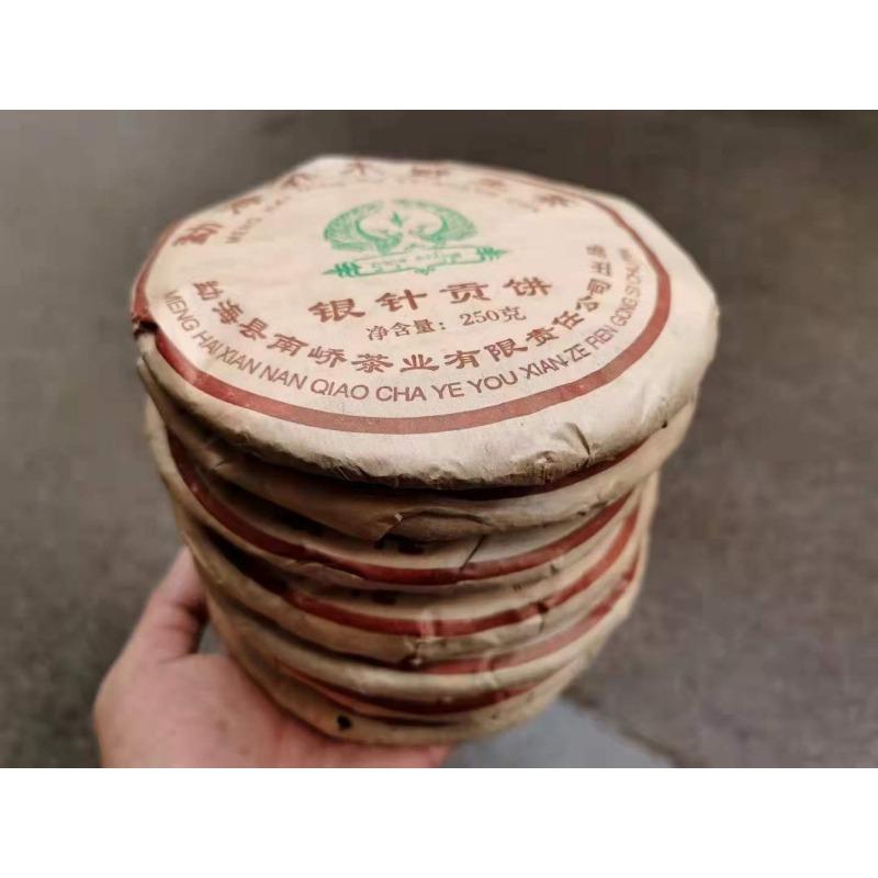 2006 Nanqiao Menghai Árvore Selvagem Chá Agulha de Prata Bolo Tributo Pu'er Cru 250g