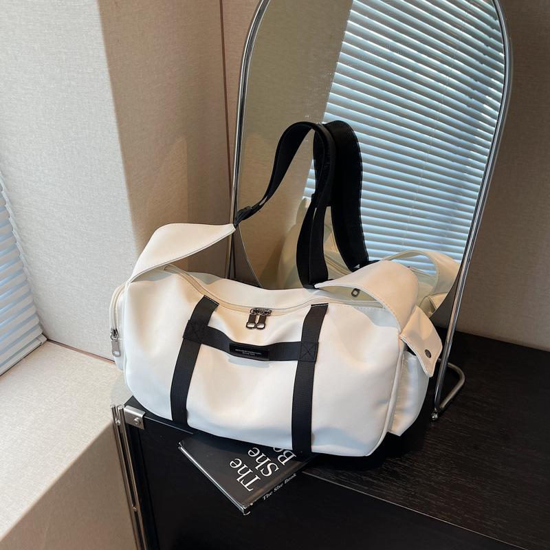 Large capacity leisure sports bag women's new versatile fashion bag shoulder messenger bag