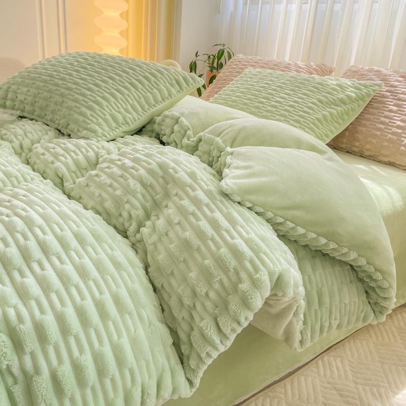 Mother and Baby Rabbit Velvet 4-Piece Set: Coral Fleece Duvet Cover, Solid Color Fitted Sheet, Milk Velvet 3-Piece Set for Single/Double Bed.