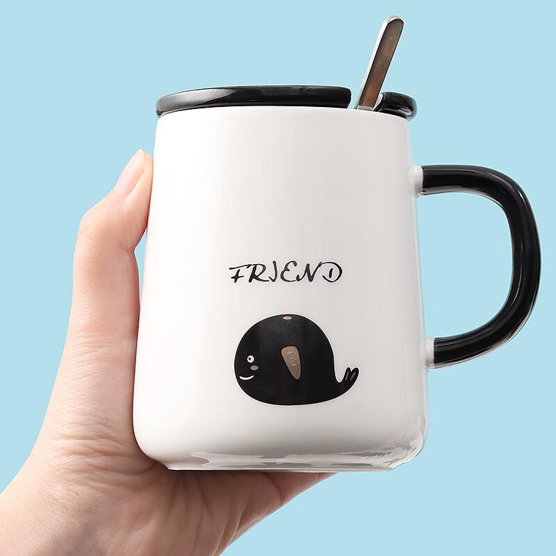 Keramik-Kaffeebecher mit Deckel und Löffel