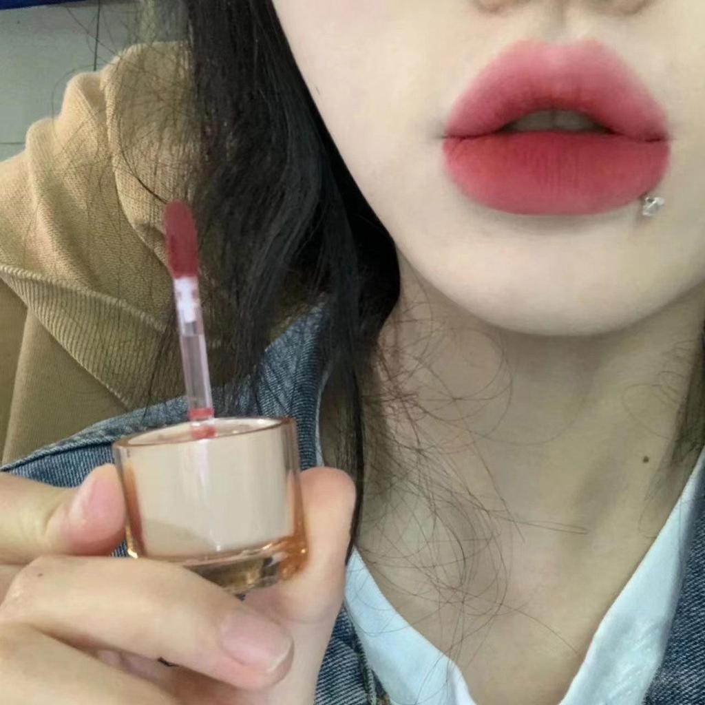 Toot Dodo Lippen-Mud: Leichter Rauchrosa Nude Lippenstift mit milchig-cremiger Textur für einen sanften, hautaufhellenden Stil.