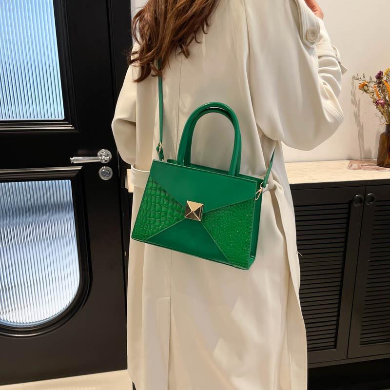 Fashion niche design shoulder messenger bag 2025 new retro large-capacity commuter bag casual texture small square bag