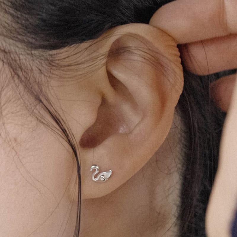 Baked Alaska [SILVER] Swan Earrings
