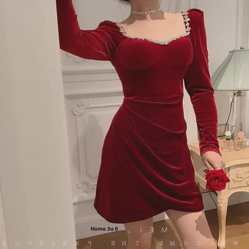 Elegantní sametové černé večerní šaty - francouzský styl pro ženy