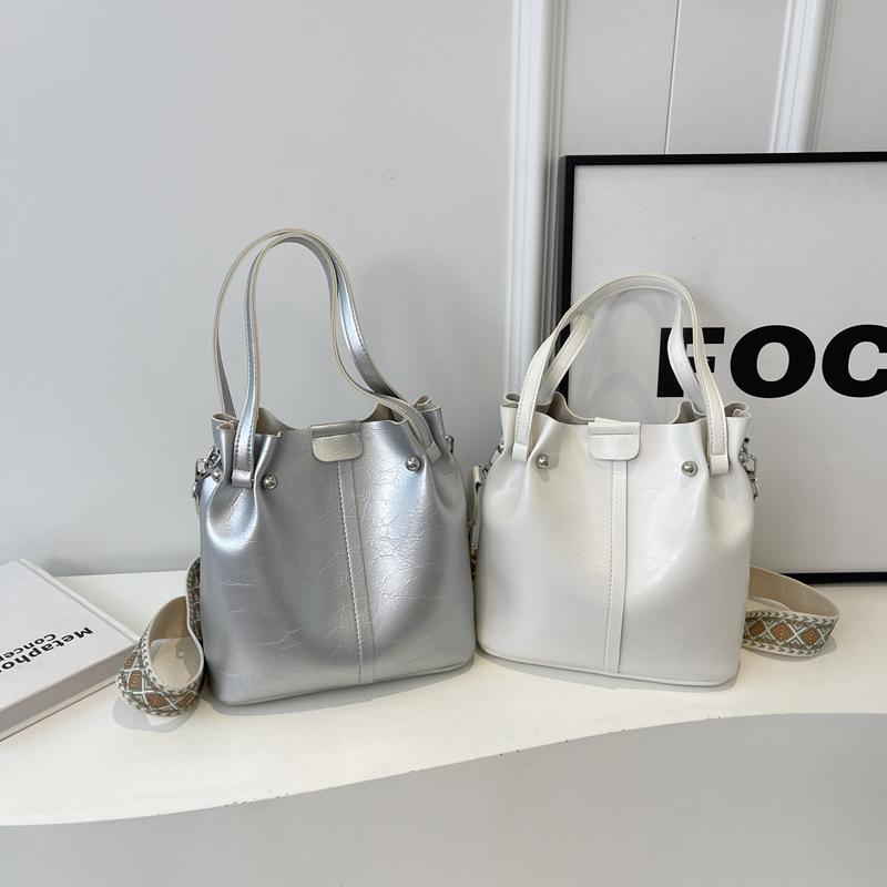 Popular large-capacity bag women's new textured portable shoulder messenger bag commuter bucket bag
