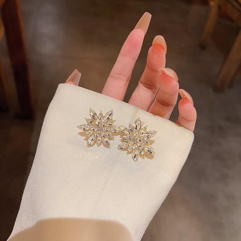 925 Silver Snowflake Earrings with Sparkling Diamonds - Trendy Exquisite Geometric Design for Women