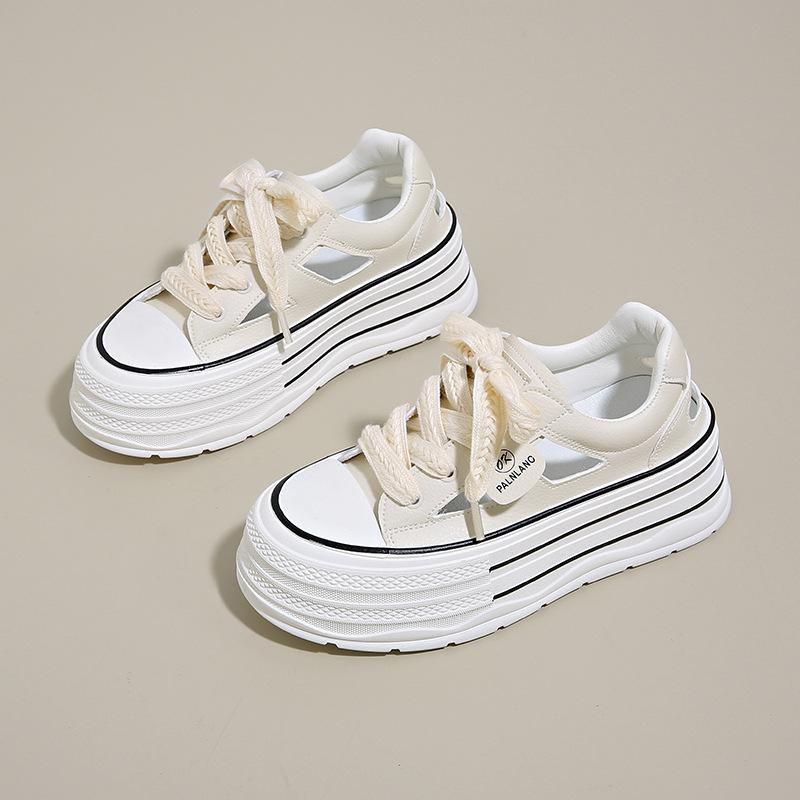Ein Paar Schnürsenkel-Erhöhungsschuhe 2025 Frühling neu Retro-Stil Schnürsenkel neue Perlen-Plateauschuhe Halbslipper Designgefühl Mode