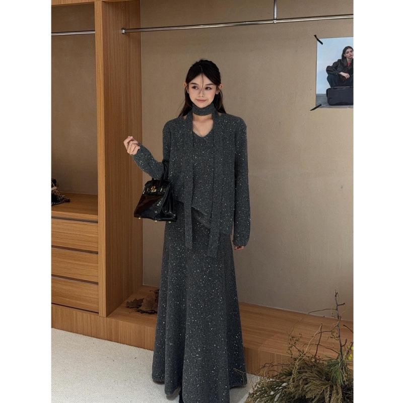 

7752 Cozy Knit Two-Piece Set: V-Neck Top & Long Skirt for Autumn/Winter. Large сірий колір