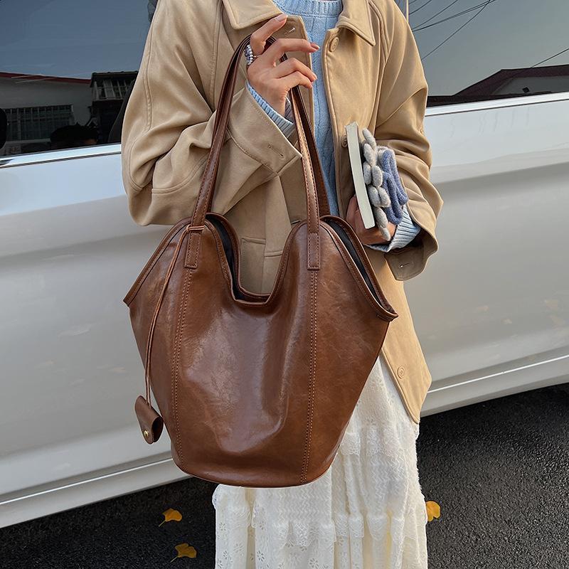 

Retro bag women s large capacity 2025 new autumn and winter leisure shoulder shopping bag texture commuter tote bag коричневый