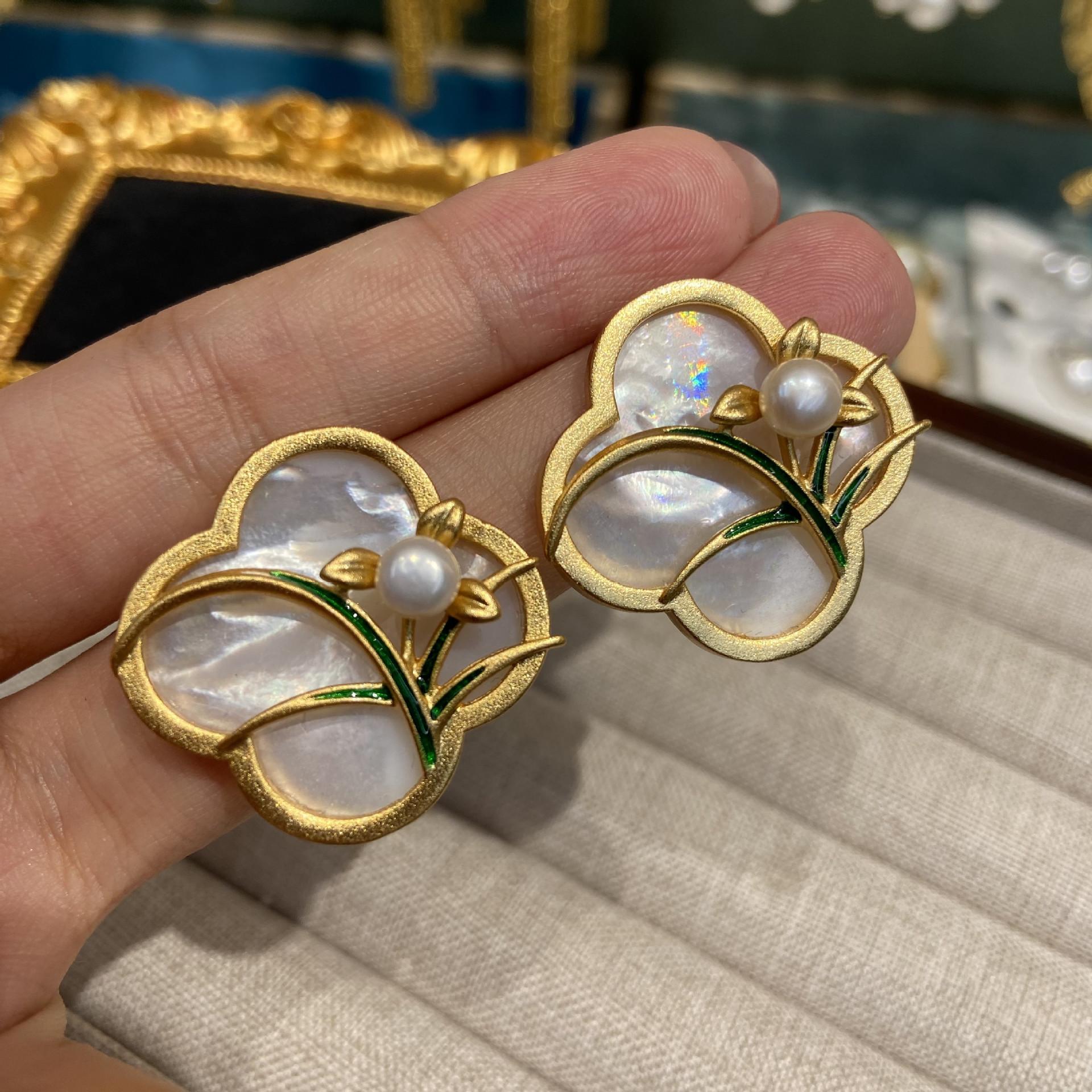 High-Grade National Style Natural White Fritillary Orchid Stud Earrings Copper-Plated Four-Leaf Clover Ear Jewelry Color Retention