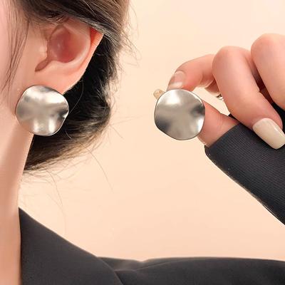 Einfaches Überzogenes Unregelmäßiges Rundes Stück Gefaltete Ohrringe Nischen-Temperament Hundert mit Senior-Modegefühl Kalte Ohrringe Damenschmuck