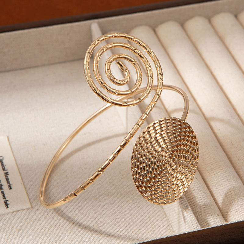 Modisches Geometrisches Mehrschichtiges Öffnungsarmband Damen Nische Einfach High-End Armreif Französischer Leichter Luxus Liebesblatt Schmuck