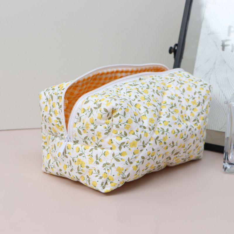 

Large Floral Quilted Makeup Bag with Embroidered Plaid Design - Cotton Pencil Case and Storage for Women жовтий/квітковий