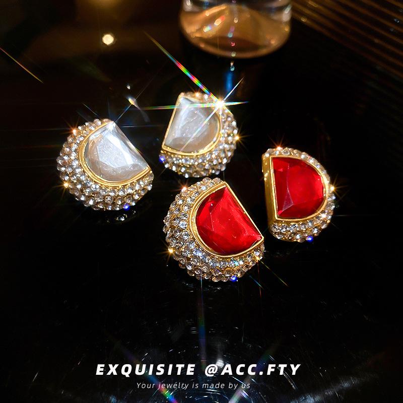 

Diamond-Studded Geometric Silver Stud Earrings: Elegant Retro Design for Women
