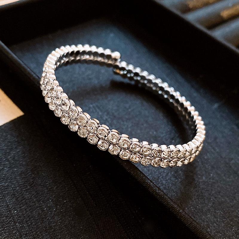 Elegantes Zirkon Buchstaben Blumen Armband: Hochwertiger vielseitiger Armreif für Damen