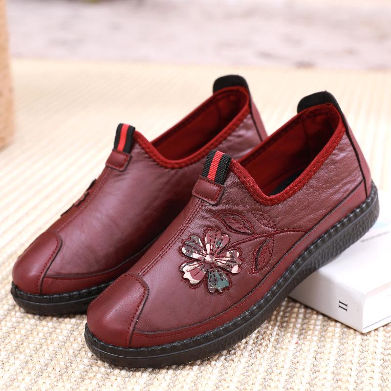 Spring & Autumn 2025 Women's Non-Slip Soft Sole Slip-On Shoes: Comfortable, Wear-Resistant Casual Footwear for Middle-Aged & Elderly Moms.