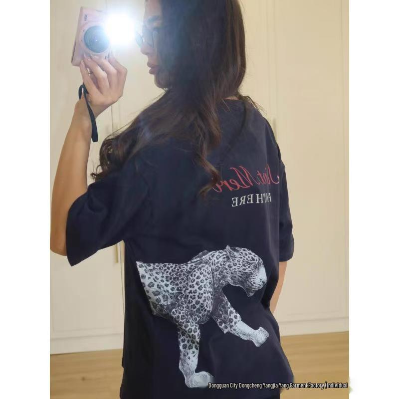 Camiseta de algodón de manga corta holgada con estampado de leopardo: un estilo urbano moderno, fresco y a la moda.