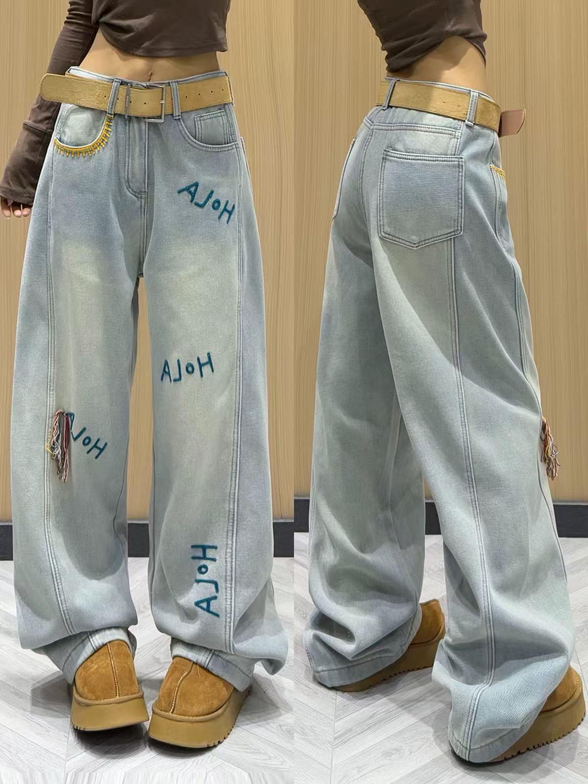 

Женские джинсы светлых оттенков на весну 2025 года, облегающие в бедрах, с широкими штанинами, вышивкой в виде букв, нишевого дизайна, свободные, длиной до пола. Medium светло-синий