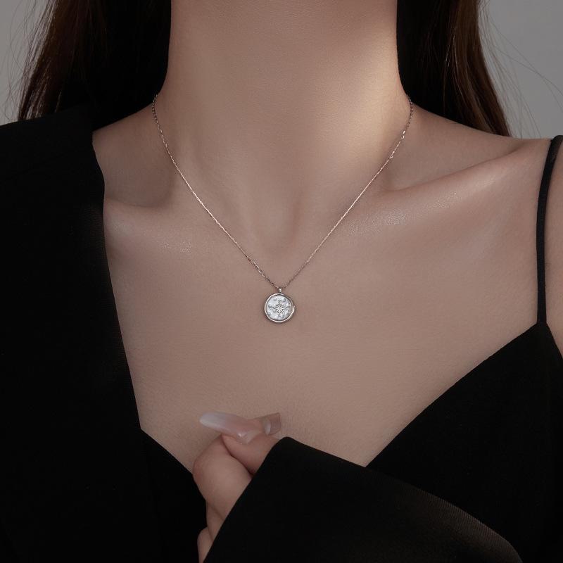 Banyan Tree S925 Silber Kompass Halskette: Schlüsselbeinkette im Cold-Ins-Stil für Damen mit achtzackigem Stern.