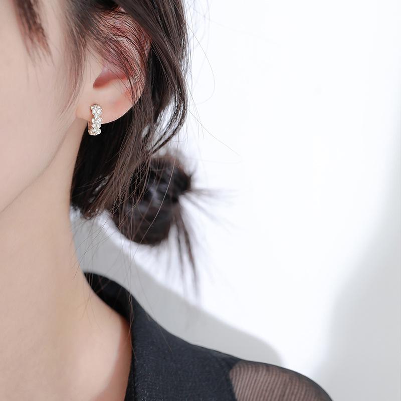 New Korean Daisy Flower Hoop Earrings For Women Simple Fashion Sunflower Butterfly Zircon Earring Party Wedding Jewelry