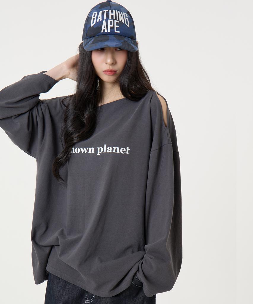 UNKNOWN PLANET Off-Shoulder Logo Long-Sleeve T-Shirt Charcoal